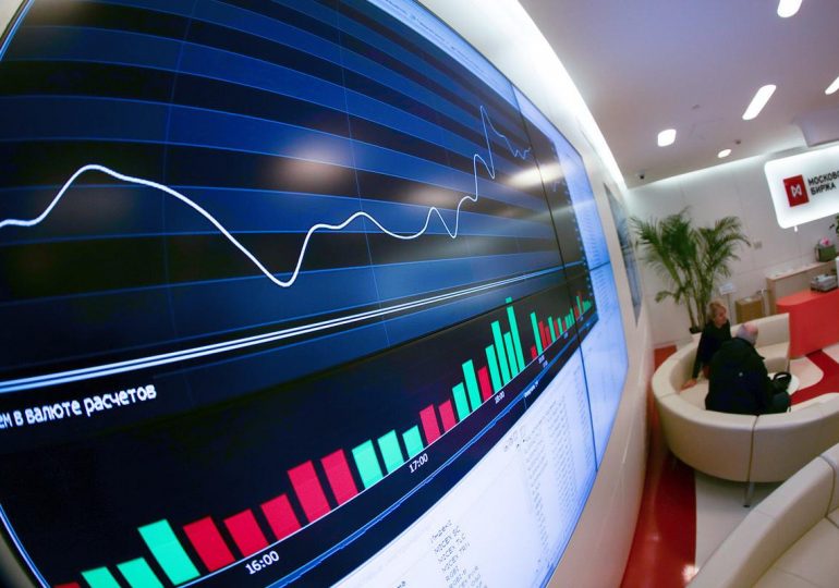 Российские фондовые индексы МосБиржи и РТС незначительно снизились
