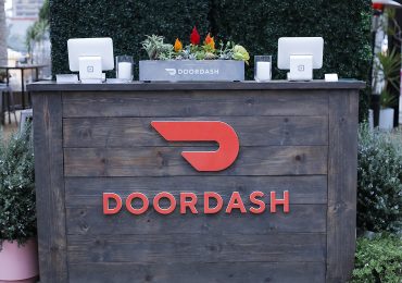 Служба доставки готовой еды DoorDash увеличила свою стоимость в процессе IPO