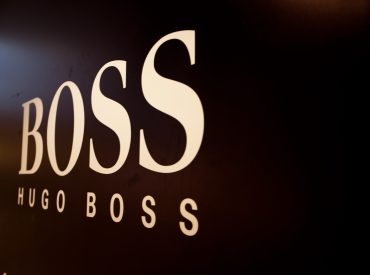 Британский розничный бизнес Frasers Group увеличивает свою долю в Hugo Boss