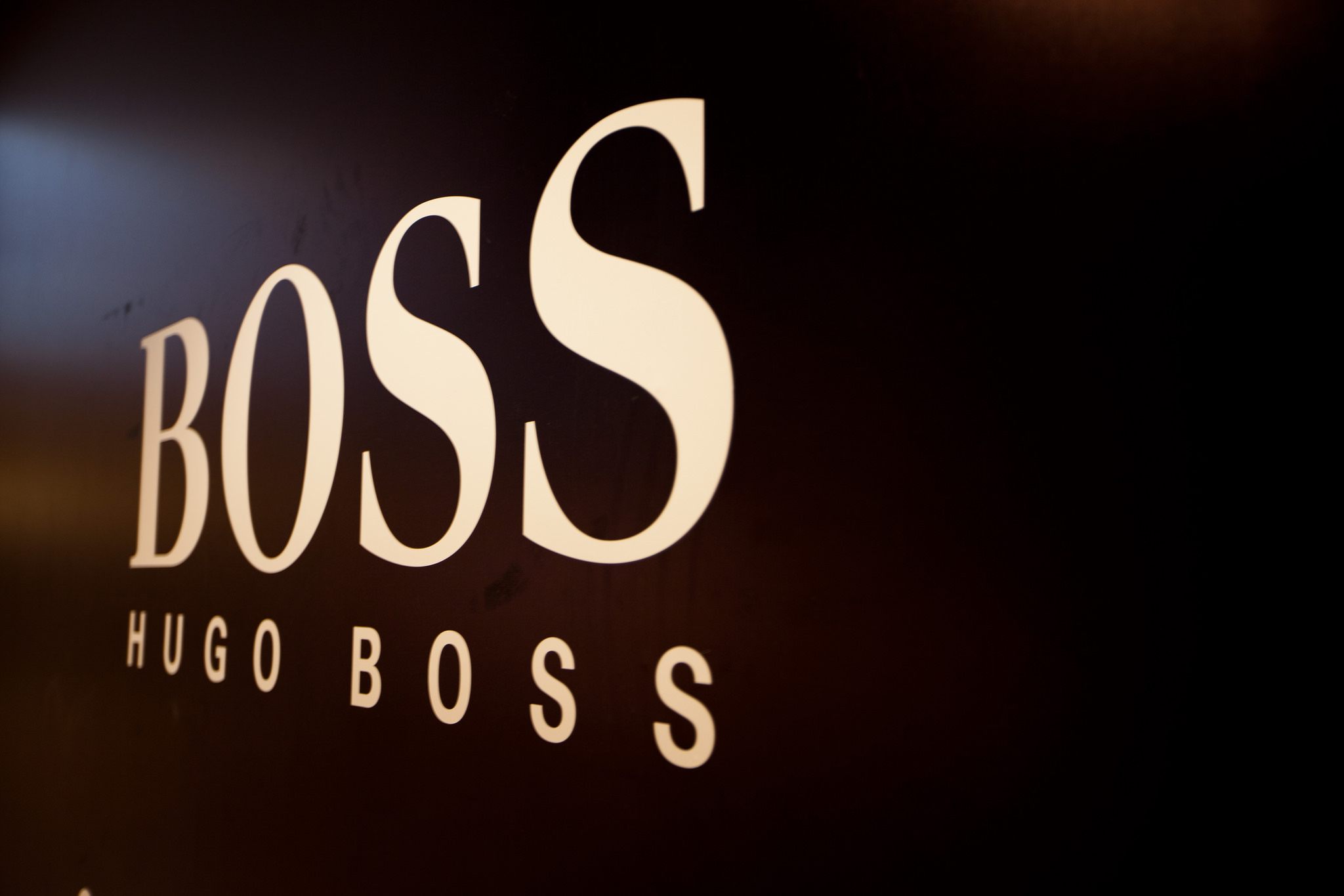 Британский розничный бизнес Frasers Group увеличивает свою долю в Hugo Boss